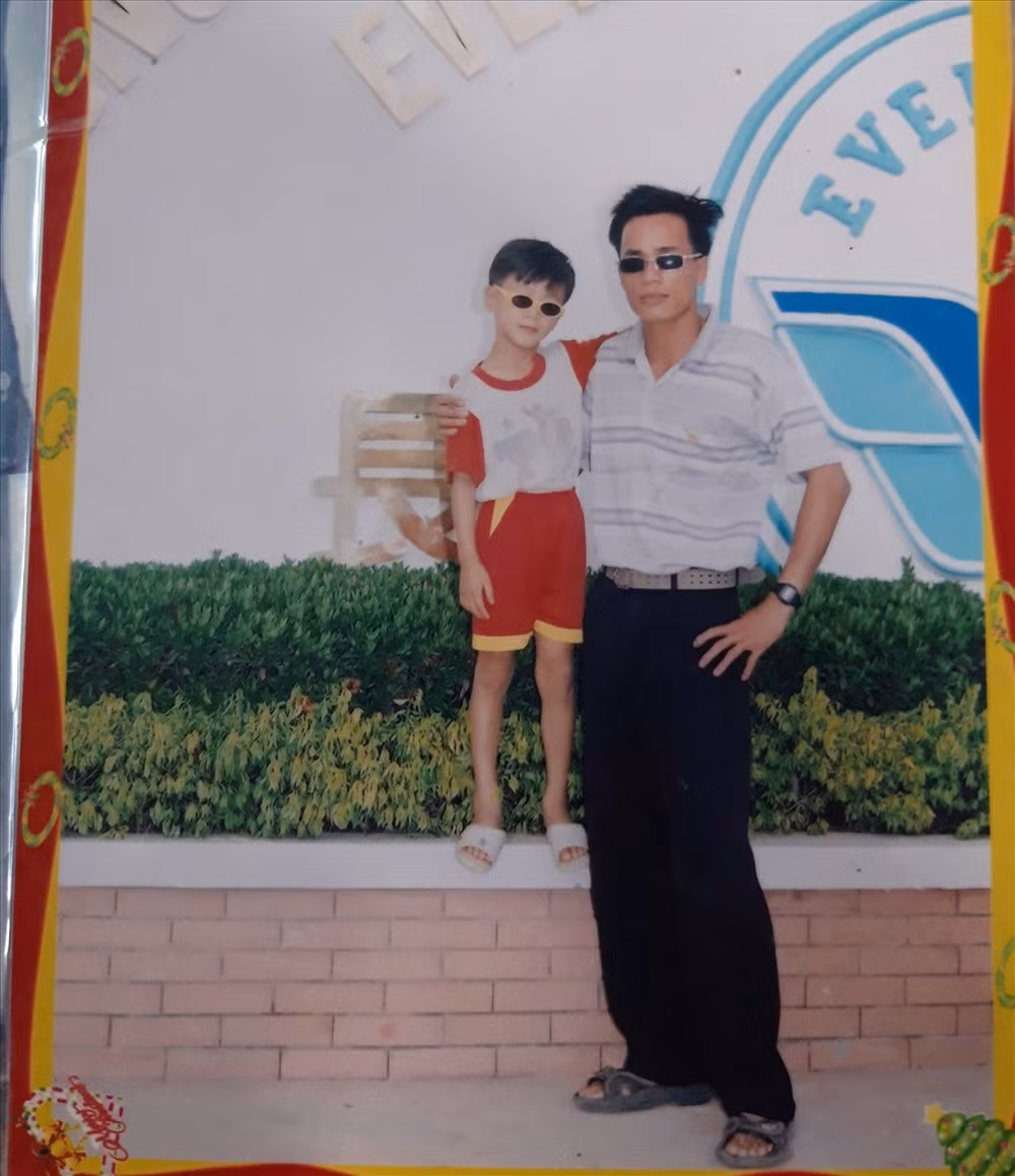 Ngay sau khi đăng tải, hàng ngàn lượt yêu thích và hàng trăm lời chúc đã được gửi từ người hâm mộ. Nhiều người vô cùng thích thú với hình ảnh của Quả bóng vàng 2024 khi vẫn còn là một cậu thiếu niên. Vào thời điểm đó, Tiến Linh là một cậu chàng sở hữu nước da bánh mật, thân hình khá gầy. Nhiều người nói đùa rằng anh chàng đã dậy thì thành công.