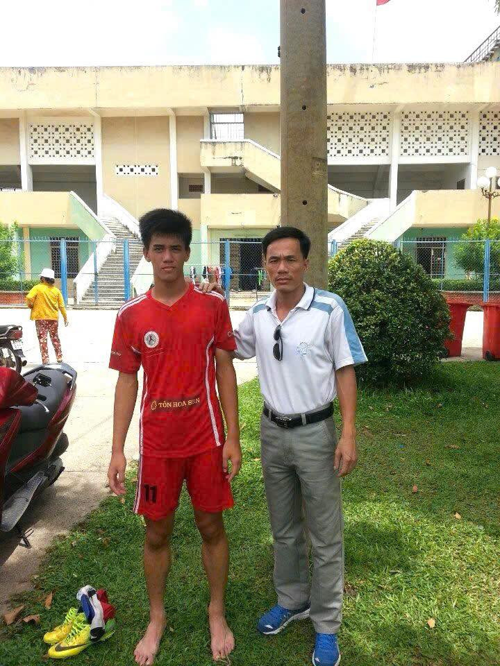 Mới đây, trang cá nhân của tiền đạo Nguyễn Tiến Linh đã đăng tải một bức hình rất đặc biệt. Tân Quả bóng vàng Việt Nam chia sẻ hình ảnh chụp với bố cách đây đã nhiều năm, kèm với lời chúc: "Chúc mừng sinh nhật bố iuuu".