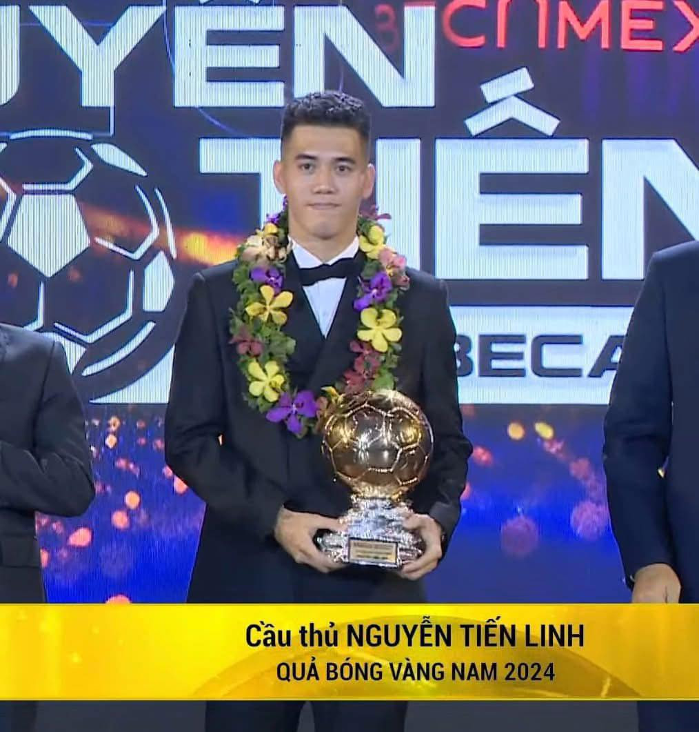 Ngoài ra, nhiều người đã bình luận vui rằng Tiến Linh trước kia trông có phần "phèn", nhưng giờ đây anh đã là hình mẫu của sự thành công và là niềm tự hào của người hâm mộ bóng đá Việt Nam. Những hình ảnh này càng làm tăng thêm sự gần gũi của Tiến Linh với người hâm mộ, khi anh không ngần ngại chia sẻ những khoảnh khắc chưa hoàn hảo trong quá khứ của mình.