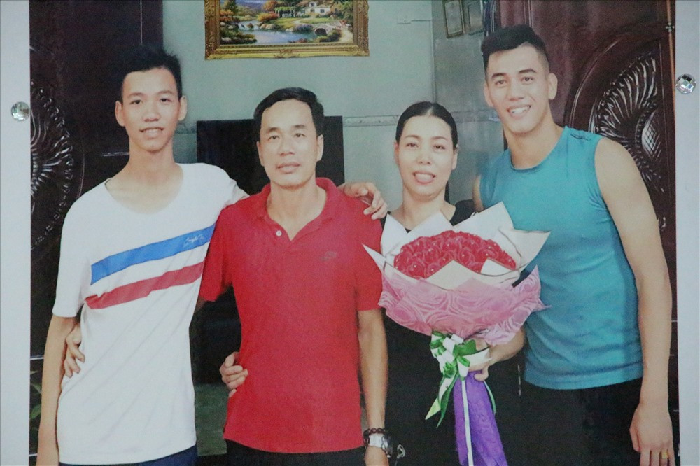 Đồng đội trên tuyển luôn là những người nhanh tay châm chọc Tiến Linh ở các bài viết. Chàng trai vượt khổ đi lên, không ngừng bỏ cuộc. Chúc mừng sinh nhật bác". Tiền đạo Đinh Thanh Bình viết.