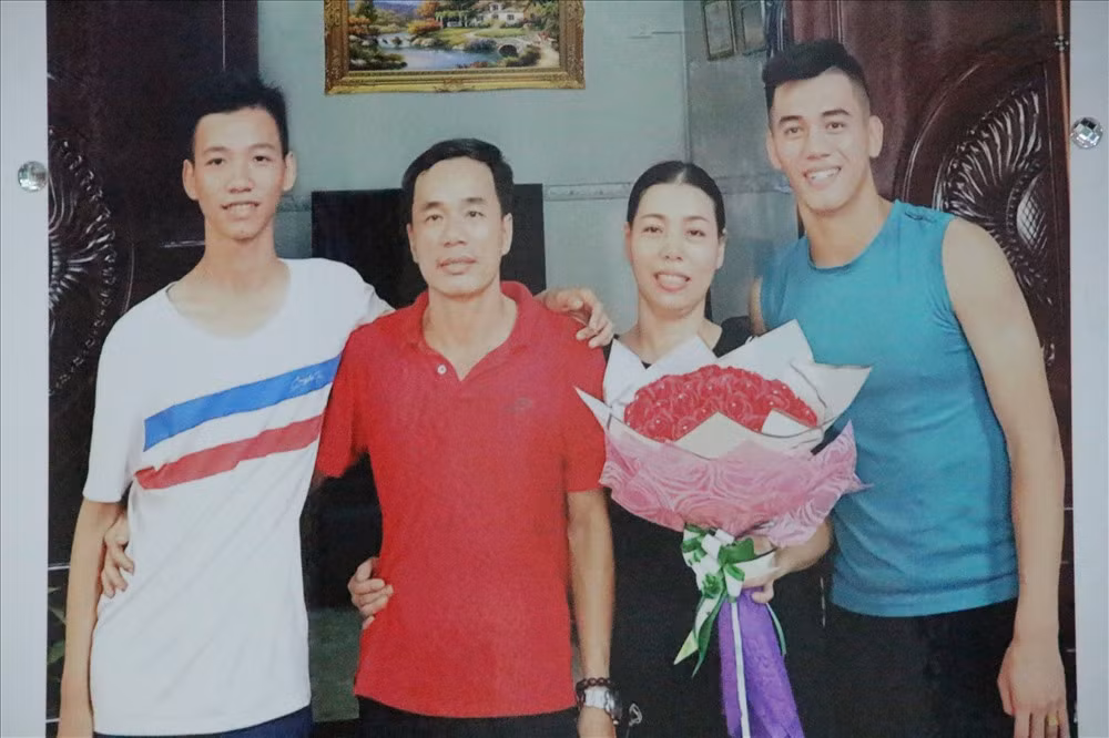 Đồng đội trên tuyển luôn là những người nhanh tay châm chọc Tiến Linh ở các bài viết. Chàng trai vượt khổ đi lên, không ngừng bỏ cuộc. Chúc mừng sinh nhật bác". Tiền đạo Đinh Thanh Bình viết.