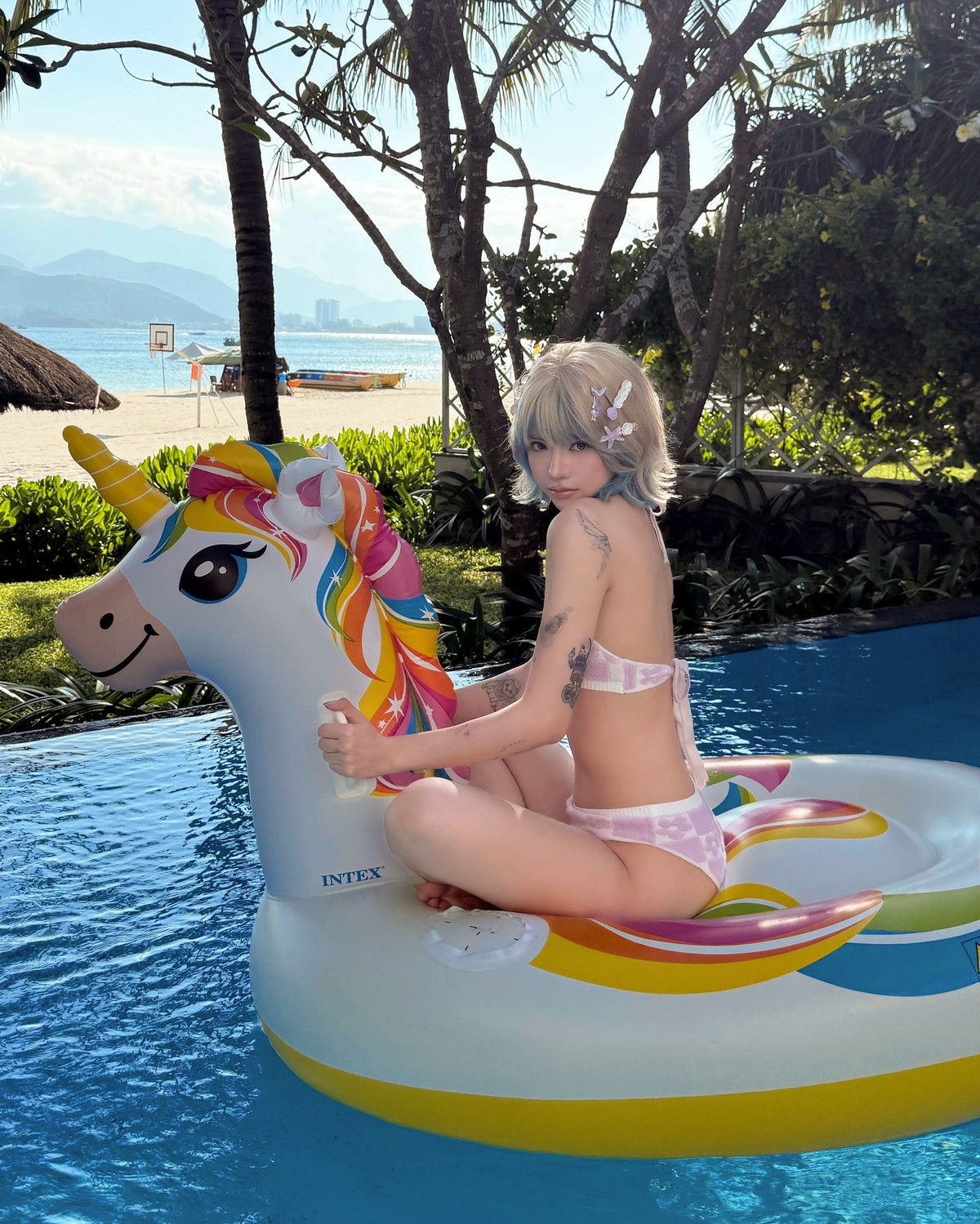 Mái tóc nhuộm xanh cá tính cùng nụ cười tỏa nắng khiến cô nàng trở nên vô cùng nổi bật.