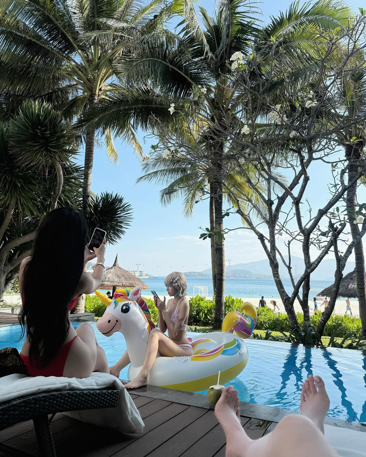 Trong một góc chụp, khi Ciin đang tạo dáng còn Xuân Ca làm "phó nháy", dáng dấp của cả hai trong cùng khung hình "bất phân thắng bại" khiến người xem phải xuýt xoa.