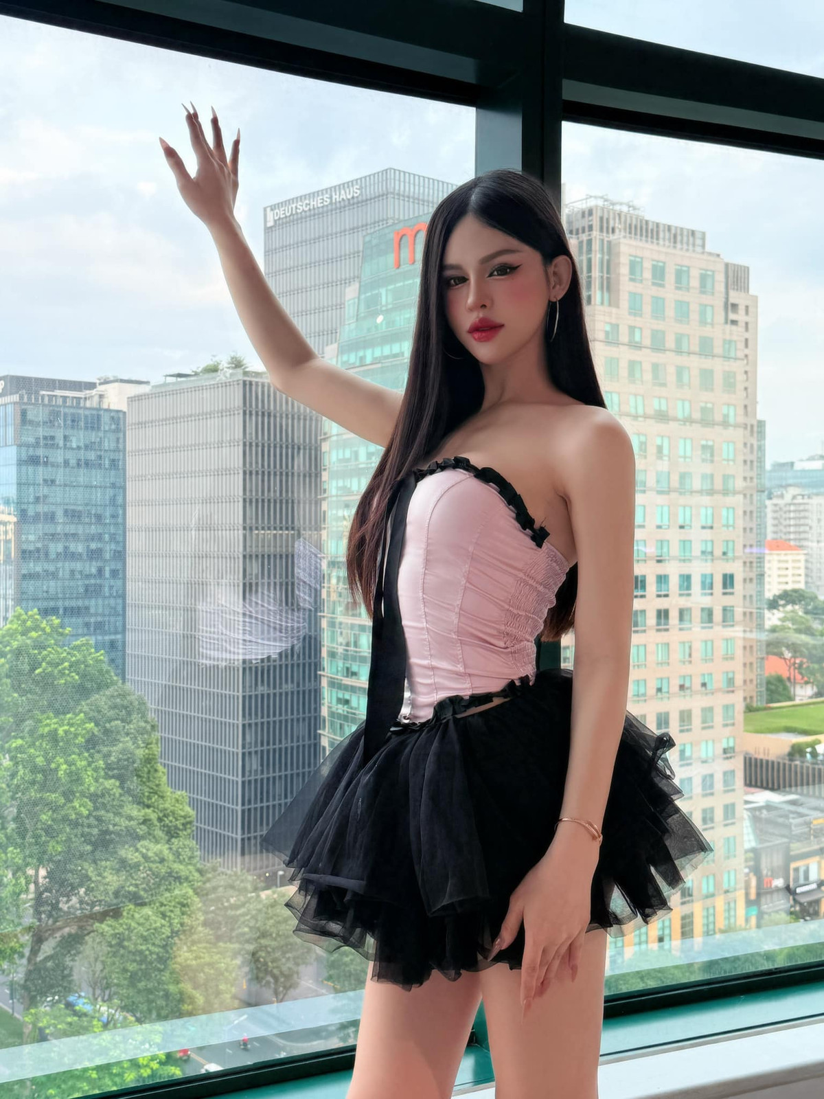 "Khi mình làm con gái, có vẻ mọi thứ suôn sẻ, nhẹ nhàng với mình hơn. Với Mẫn Nhi, khi đã xác định làm gì rồi thì mình sẽ đầu tư hết sức cho nó, không phải ai phẫu thuật thẩm mỹ xong cũng đẹp, Mẫn Nhi tự thấy mình cũng may mắn vì mọi thứ hài hòa" - Tiktoker này chia sẻ.