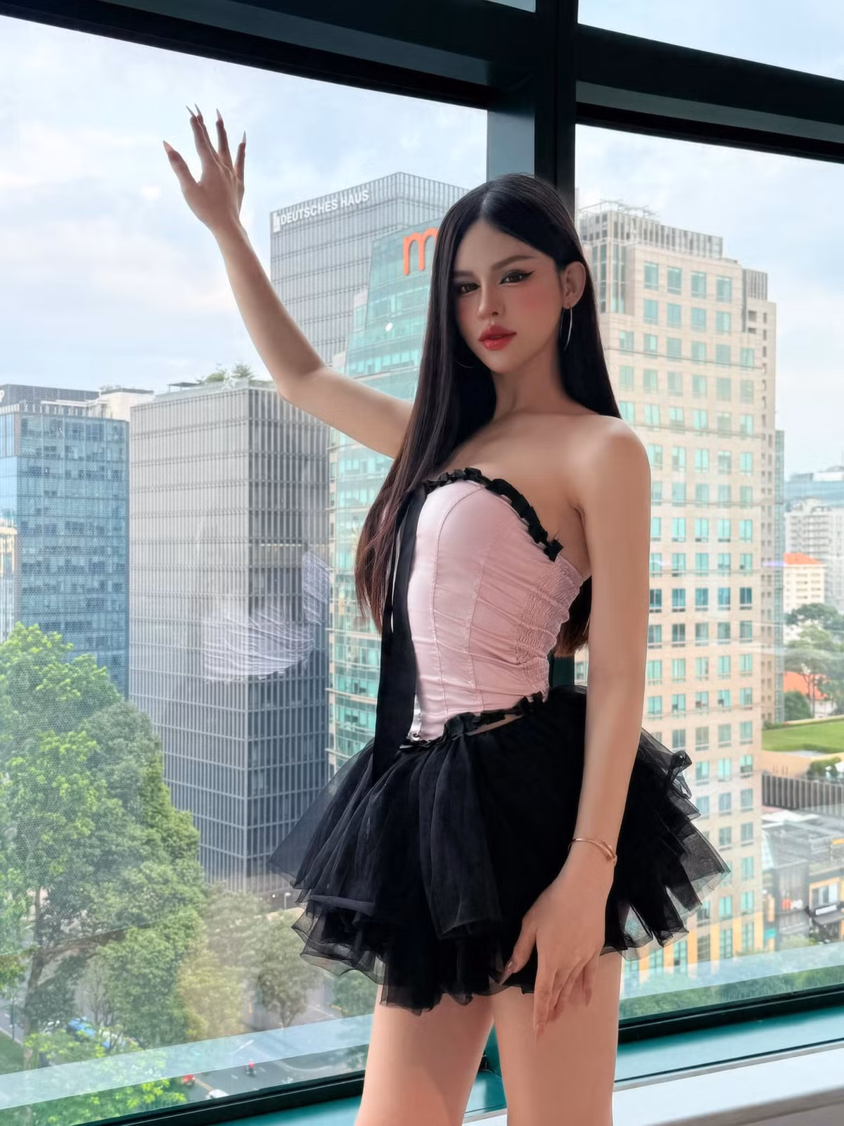 "Khi mình làm con gái, có vẻ mọi thứ suôn sẻ, nhẹ nhàng với mình hơn. Với Mẫn Nhi, khi đã xác định làm gì rồi thì mình sẽ đầu tư hết sức cho nó, không phải ai phẫu thuật thẩm mỹ xong cũng đẹp, Mẫn Nhi tự thấy mình cũng may mắn vì mọi thứ hài hòa" - Tiktoker này chia sẻ.