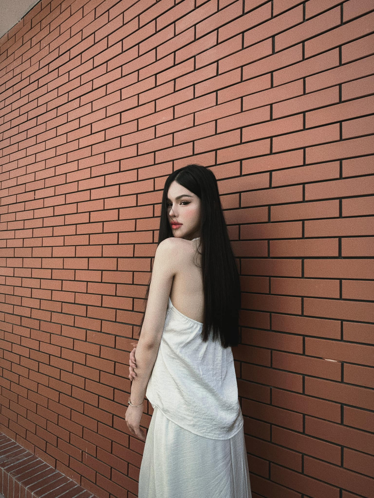 Trần Đức Bo của quá khứ hiện đã là Mẫn Nhi của hiện tại trong giao diện của một cô gái với eo thon, ngực phổng phao.