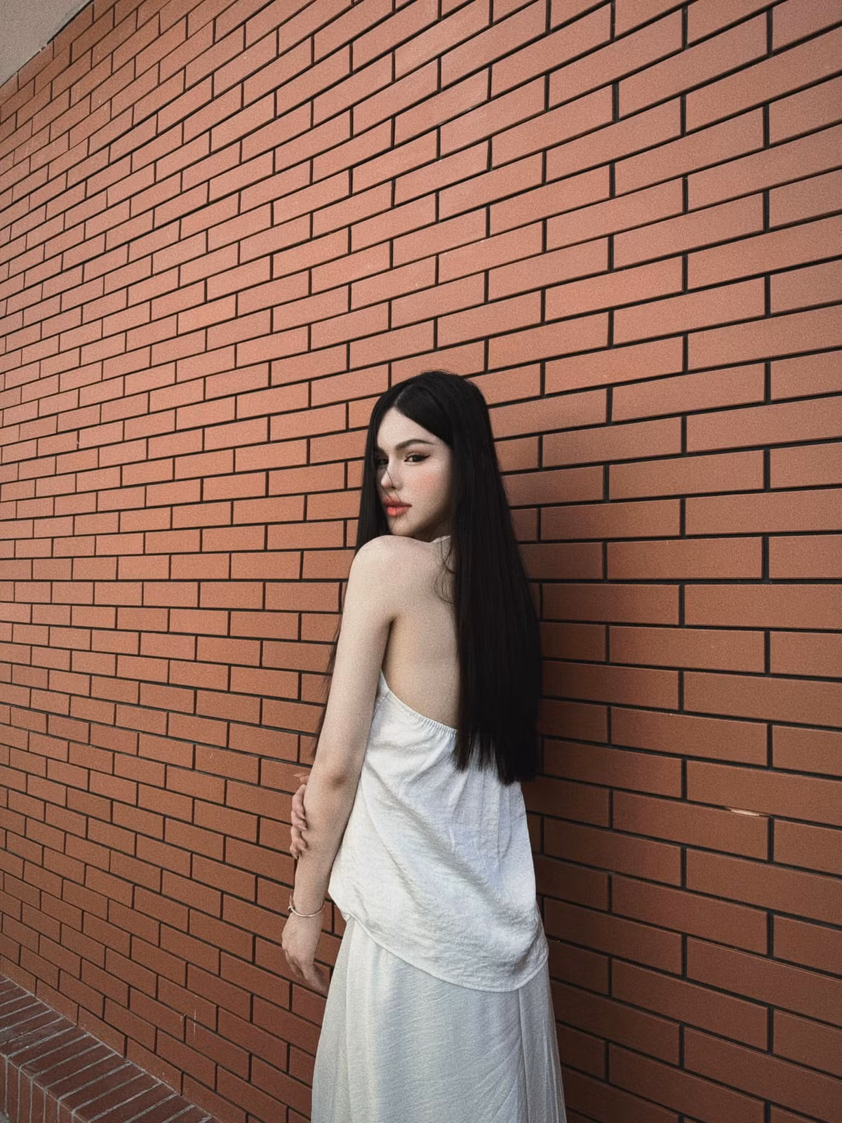 Trần Đức Bo của quá khứ hiện đã là Mẫn Nhi của hiện tại trong giao diện của một cô gái với eo thon, ngực phổng phao.