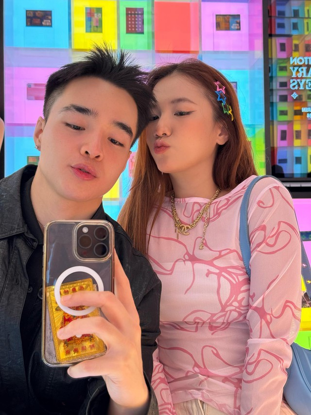 Chuyện tình cảm hẹn hò của Tun Phạm - Emma Nhất Khanh từng là đề tài bàn tán sôi nổi trên mạng xã hội. Suốt một khoảng thời gian dài, cặp đôi này liên tiếp đăng tải những khoảnh khắc ngọt ngào như một cặp đôi đích thực.