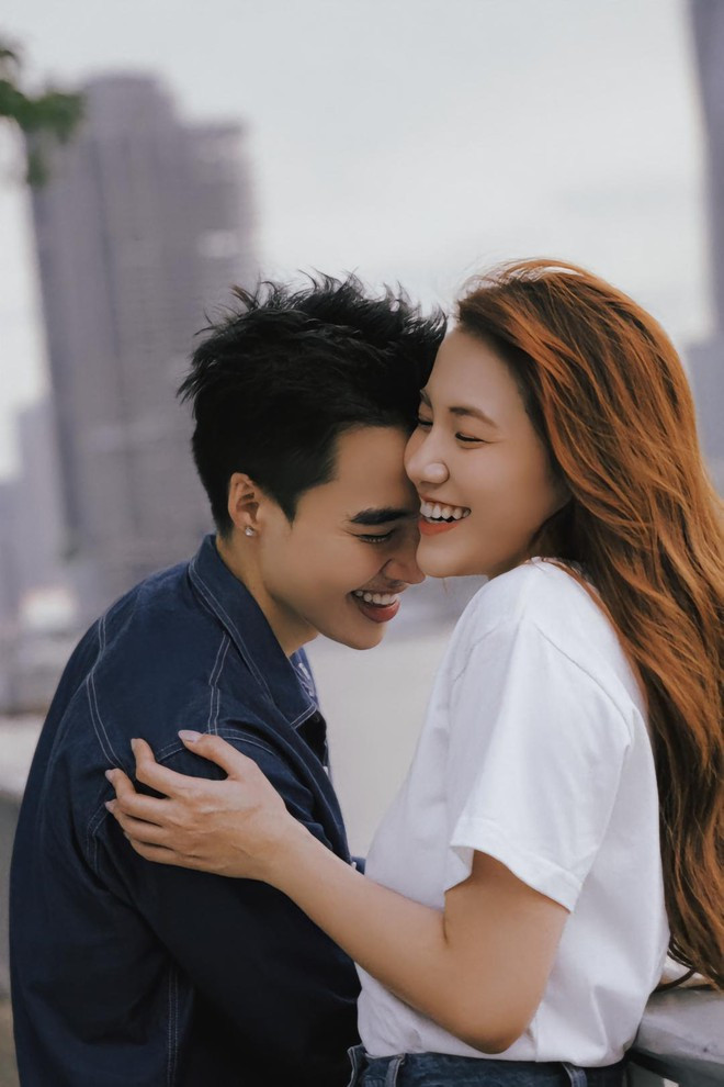 Không chỉ vậy vào đúng ngày 1/4 năm ngoái, Emma tung bộ ảnh cực ngọt cùng với Tun Phạm kèm caption: “Cũng đã đến lúc rồi…”. Nhưng bộ ảnh lại được đăng vào ngày Cá tháng Tư nên nhiều người cho rằng đây chỉ là trò đùa.