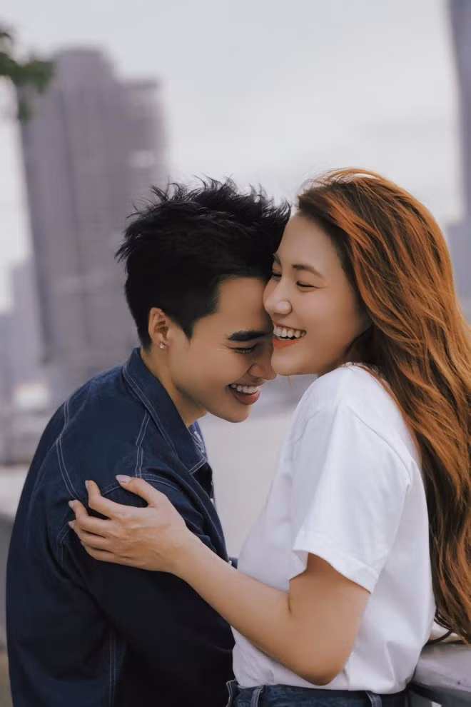 Không chỉ vậy vào đúng ngày 1/4 năm ngoái, Emma tung bộ ảnh cực ngọt cùng với Tun Phạm kèm caption: “Cũng đã đến lúc rồi…”. Nhưng bộ ảnh lại được đăng vào ngày Cá tháng Tư nên nhiều người cho rằng đây chỉ là trò đùa.