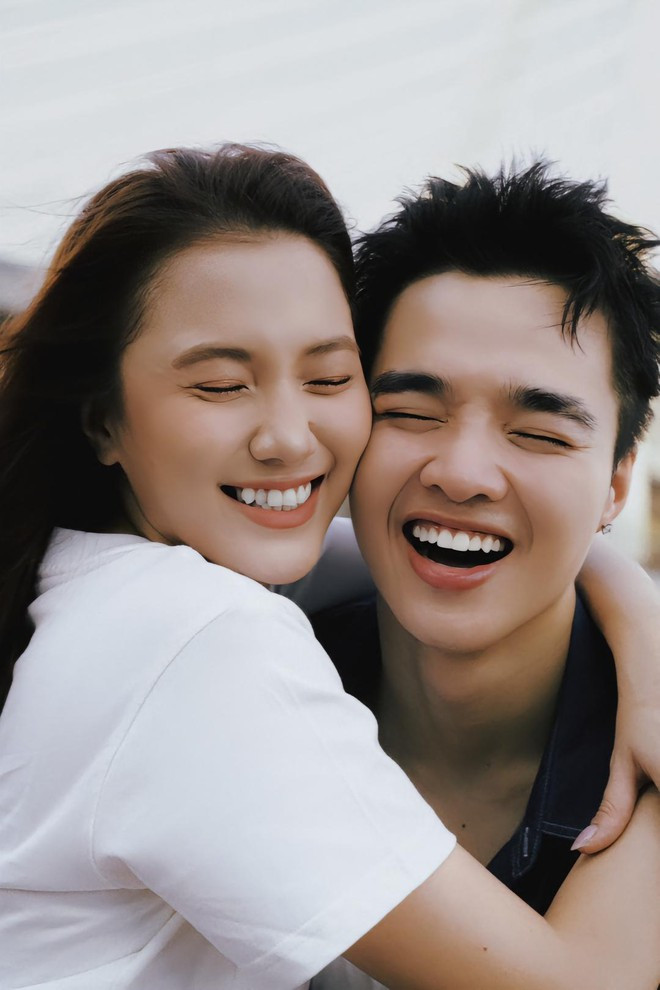 Không chỉ có vậy, Emma Nhất Khanh đã chính thức xác nhận đang hẹn hò với Tun Phạm sau thời gian dài quen biết vào khoảng giữa tháng 4 năm ngoái.