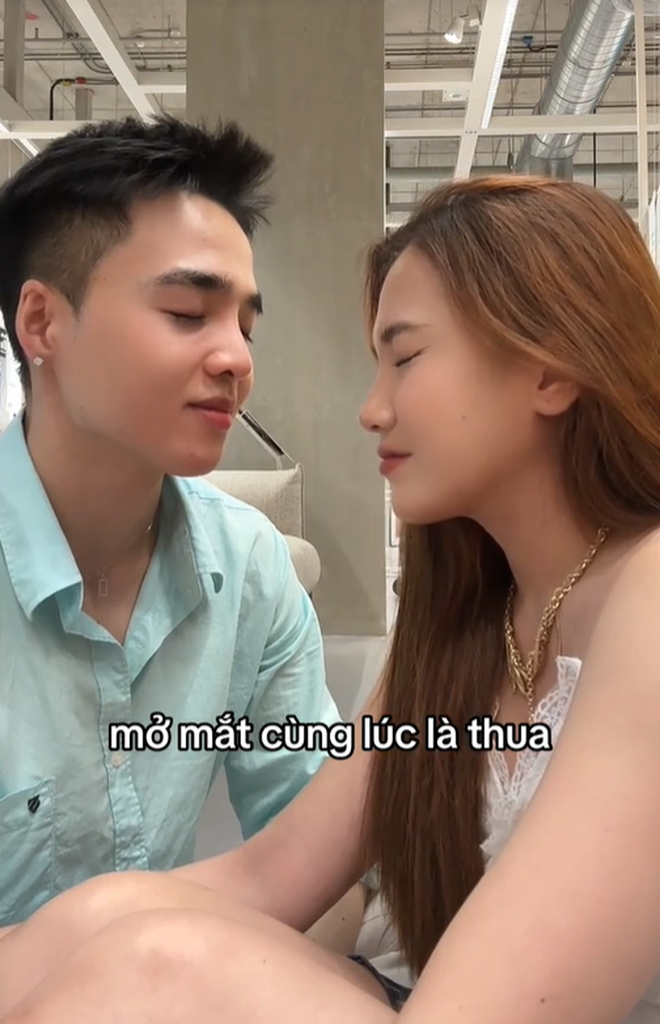 Cặp đôi gây chú ý khi đăng tải những clip tương tác cực kỳ thân mật, có nội dung xoay quanh chuyện yêu đương. Chẳng hạn như “Ham quen trai nhỏ tuổi hơn giờ như có thêm đứa con trai”, “Lỡ hỏi bạn trai ‘Sau này em cưới anh nhưng em vẫn yêu Jungkook nhất có được không?’ xong giờ phải năn nỉ ảnh đừng dỗi”,...