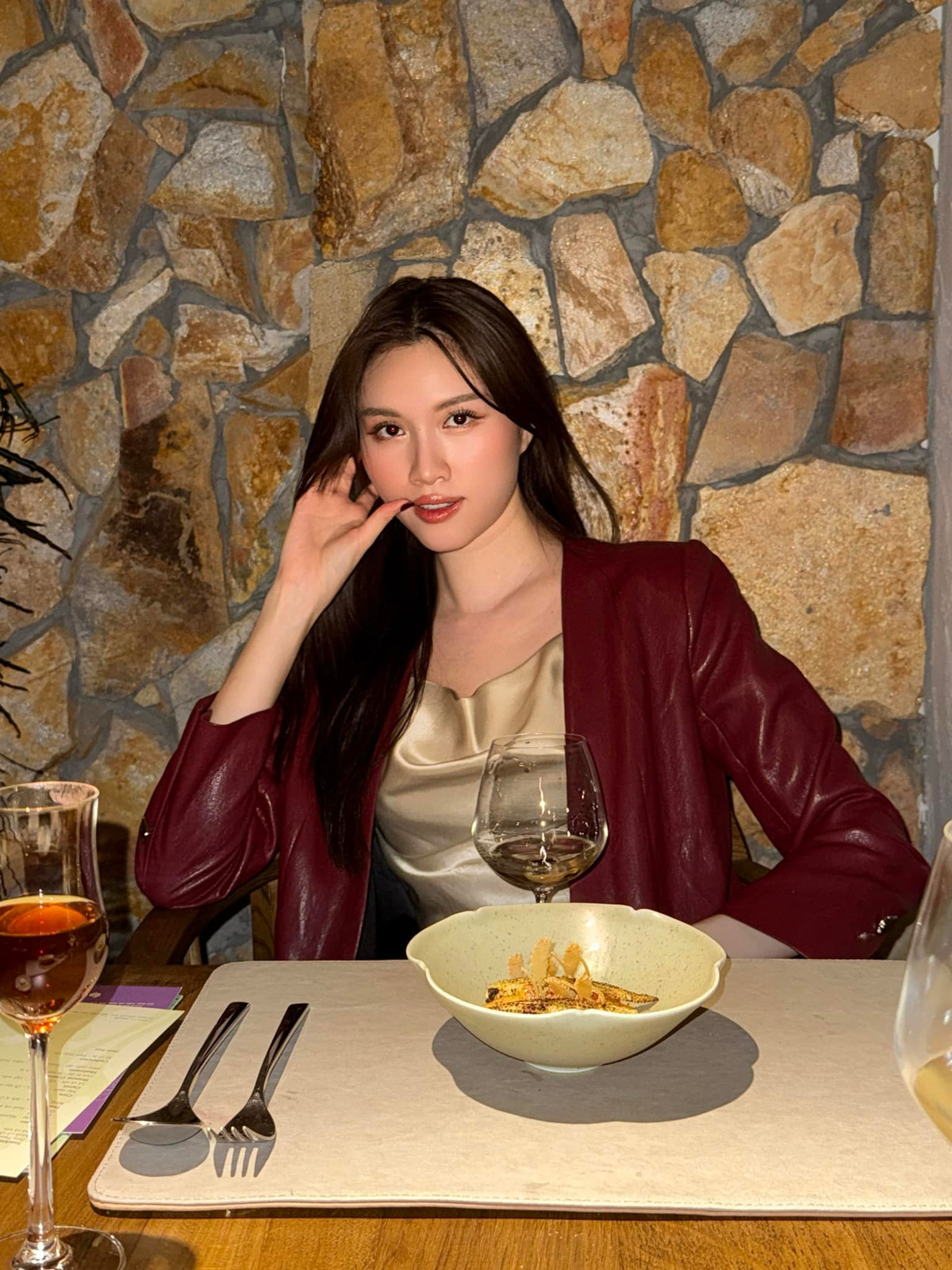 Không chỉ gói gọn trong vai trò MC, Thanh Thanh Huyền còn lấn sân sang lĩnh vực thời trang, trở thành gương mặt đại diện của nhiều thương hiệu. Sự nghiệp của cô ngày càng thăng hoa, giúp cô khẳng định được tên tuổi trong làng giải trí Việt.