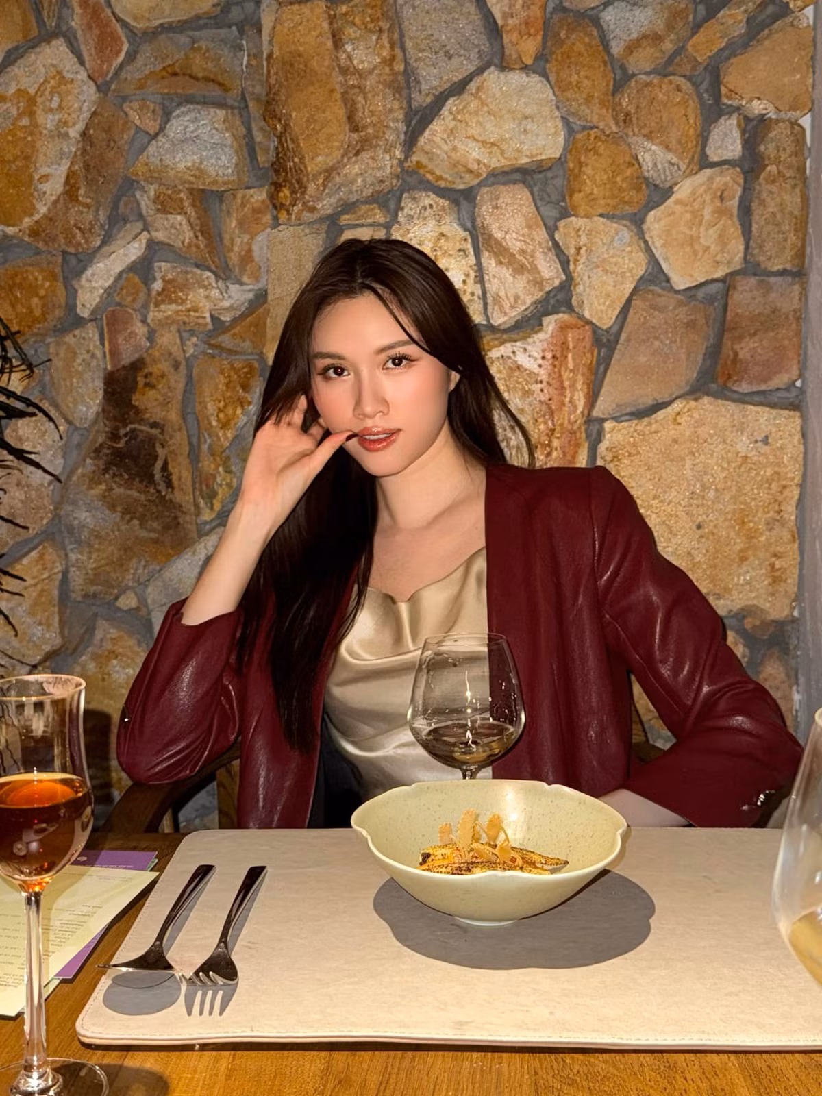 Không chỉ gói gọn trong vai trò MC, Thanh Thanh Huyền còn lấn sân sang lĩnh vực thời trang, trở thành gương mặt đại diện của nhiều thương hiệu. Sự nghiệp của cô ngày càng thăng hoa, giúp cô khẳng định được tên tuổi trong làng giải trí Việt.