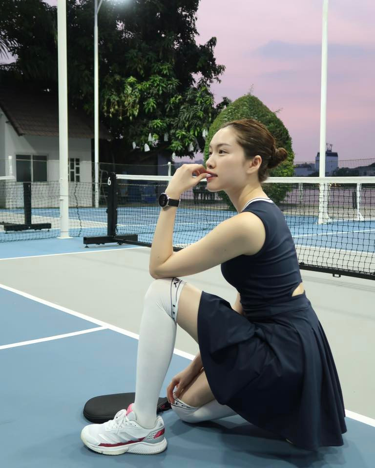 Loạt ảnh lần này không chỉ khoe visual rạng rỡ mà còn thể hiện tinh thần thể thao đầy năng lượng của nữ MC. Người hâm mộ không khỏi xuýt xoa trước vẻ đẹp cuốn hút và phong thái chuyên nghiệp của cô nàng.