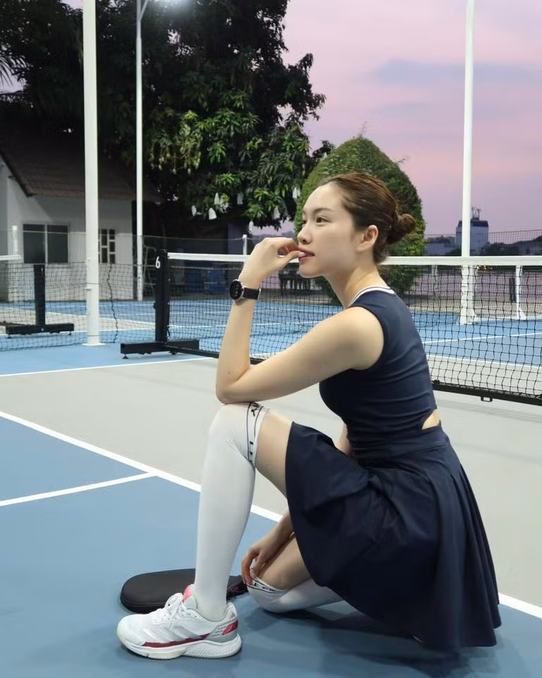 Loạt ảnh lần này không chỉ khoe visual rạng rỡ mà còn thể hiện tinh thần thể thao đầy năng lượng của nữ MC. Người hâm mộ không khỏi xuýt xoa trước vẻ đẹp cuốn hút và phong thái chuyên nghiệp của cô nàng.