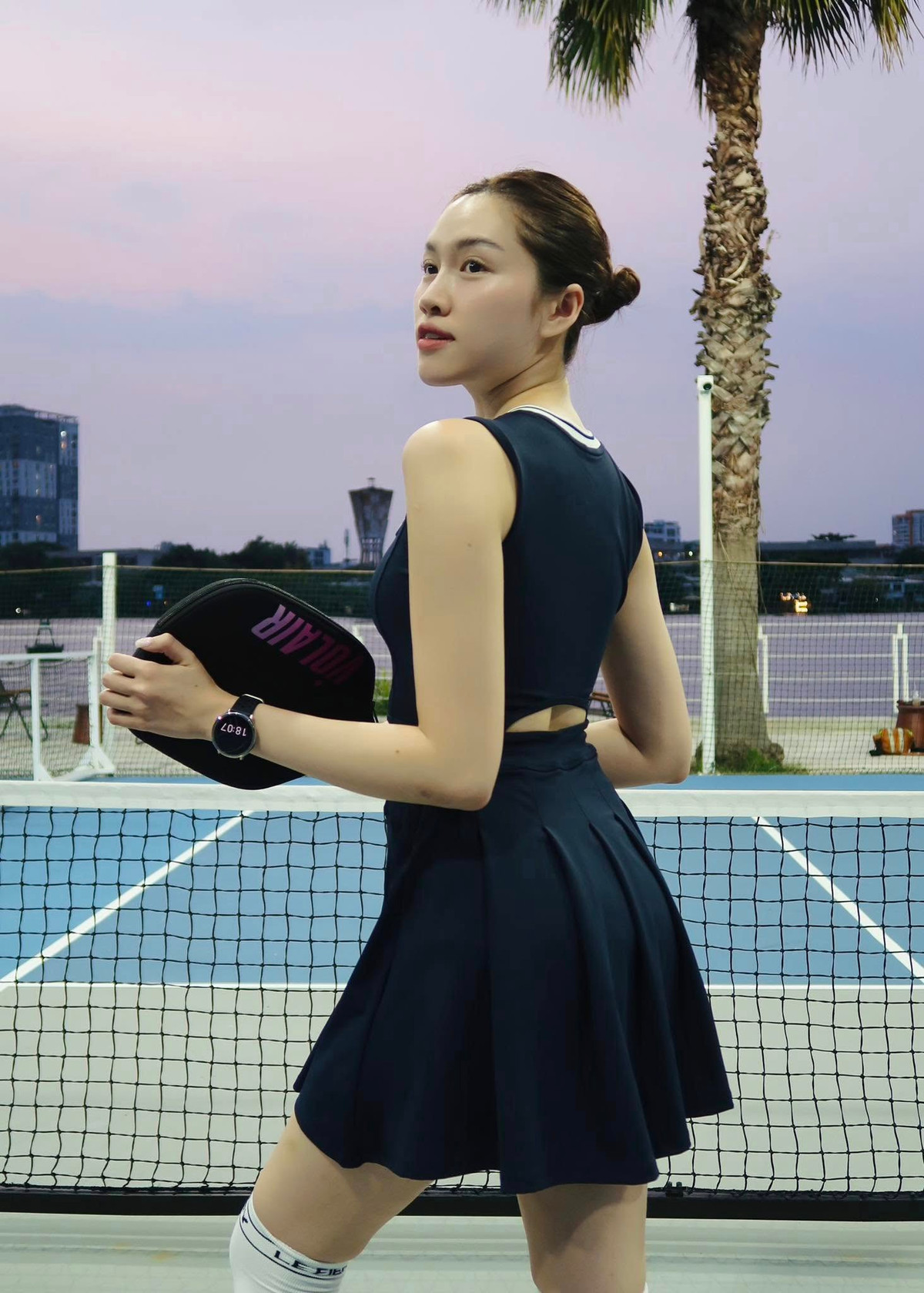 Kết hợp với tất cao cổ, giày sneaker trắng năng động và đồng hồ thông minh hiện đại, nữ MC tạo nên hình ảnh tràn đầy sức sống, trẻ trung nhưng vẫn rất thanh lịch.