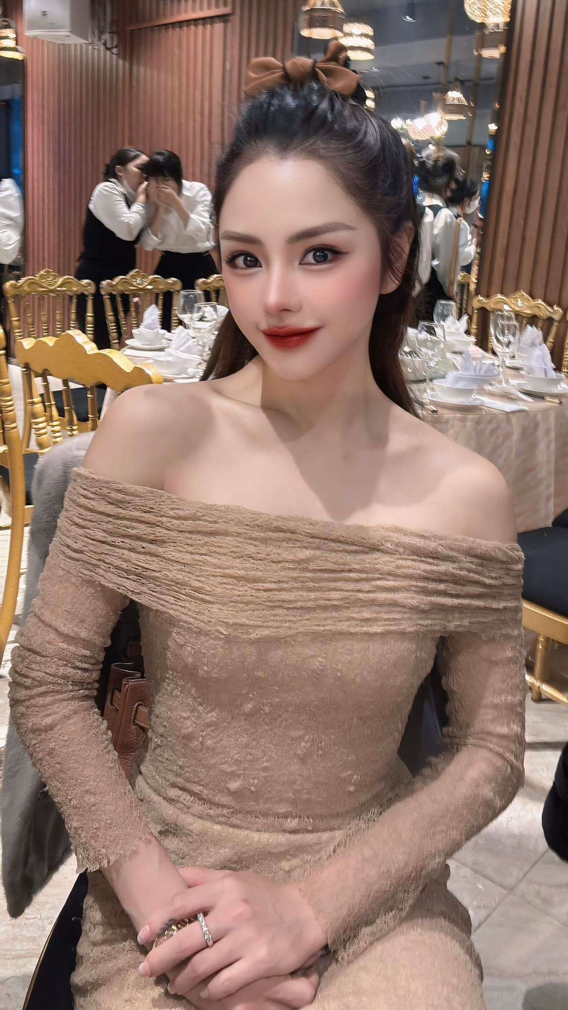 Bạch Lan Phương sinh năm 1986, cô từng là gương mặt MC quen thuộc khi dẫn nhiều chương trình của Đài truyền hình Việt Nam như: Thời trang và Cuộc sống, VTV kết nối.