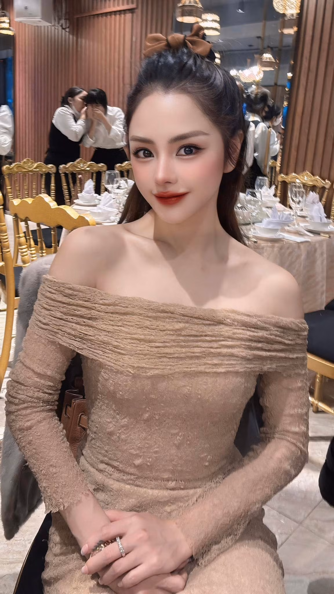 Bạch Lan Phương sinh năm 1986, cô từng là gương mặt MC quen thuộc khi dẫn nhiều chương trình của Đài truyền hình Việt Nam như: Thời trang và Cuộc sống, VTV kết nối.