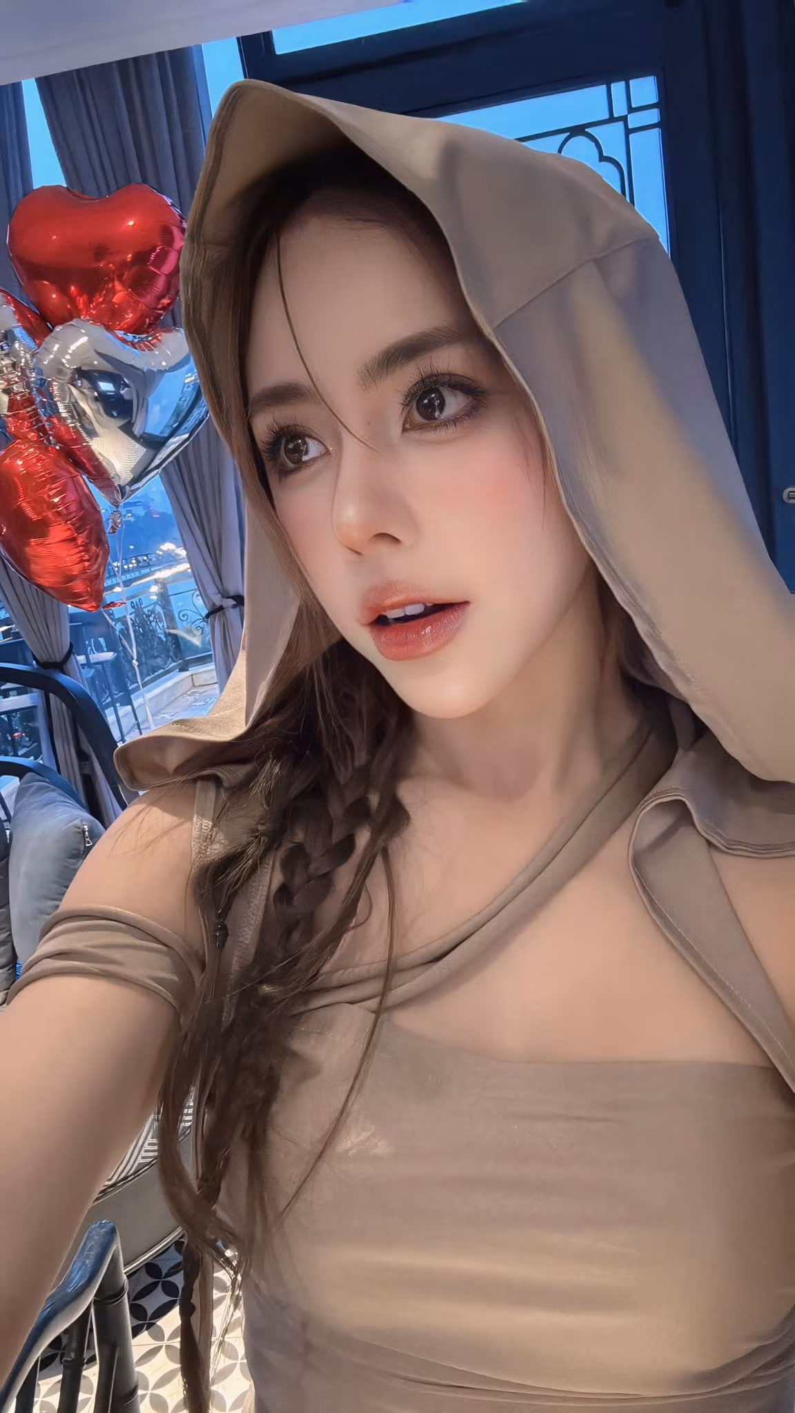 Dù đã là mẹ một con, nhưng cô luôn biết cách chăm sóc bản thân, giữ gìn vóc dáng và phong thái tự tin.