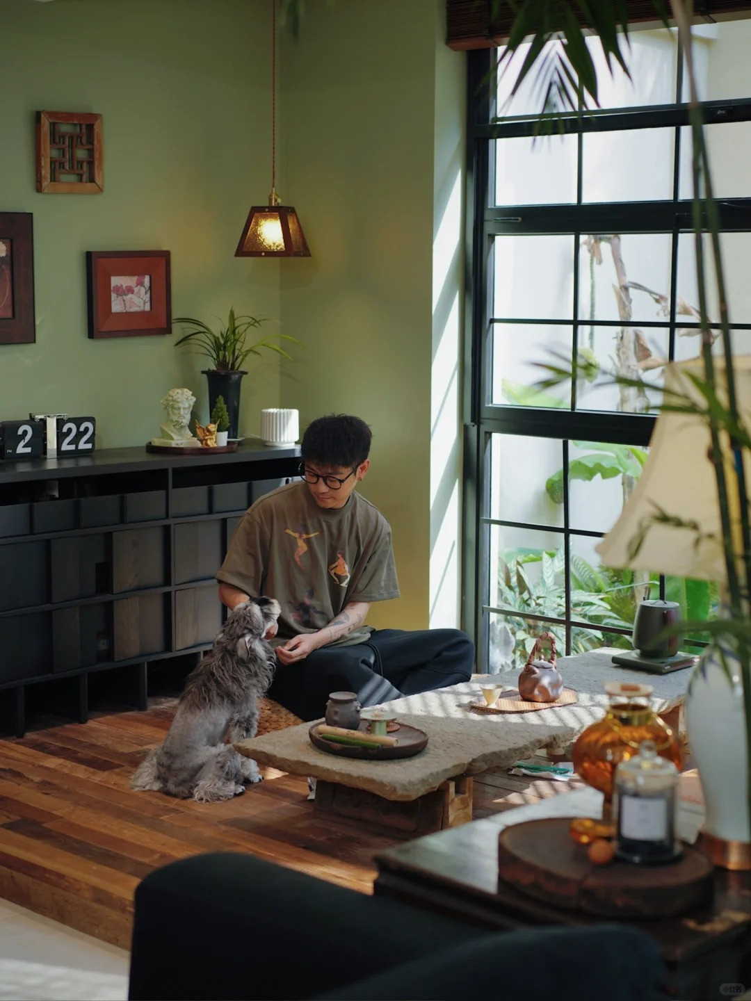 Một góc ngôi nhà của Heizi với những món đồ tái chế đầy tính thẩm mỹ.