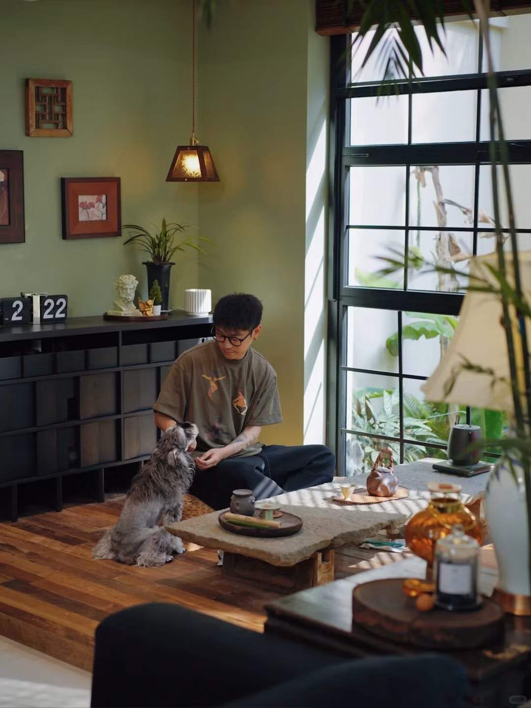 Một góc ngôi nhà của Heizi với những món đồ tái chế đầy tính thẩm mỹ.