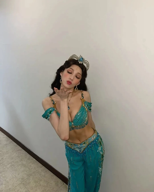 Vẻ đẹp kiêu sa và thần thái cuốn hút của cô khiến người hâm mộ không khỏi trầm trồ.