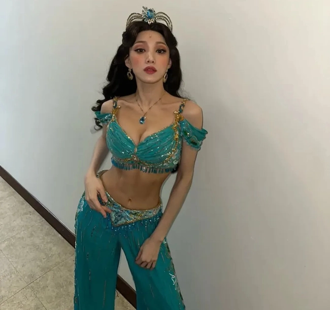 Lee Sung Kyung không chỉ là một diễn viên tài năng mà còn là một nghệ sĩ đa năng trong làng giải trí Hàn Quốc. Sinh năm 1990, cô khởi nghiệp với vai trò người mẫu trước khi bén duyên với diễn xuất qua các bộ phim đình đám như Tiên nữ cử tạ Kim Bok Joo, Người thầy y đức 2, Shooting Stars…