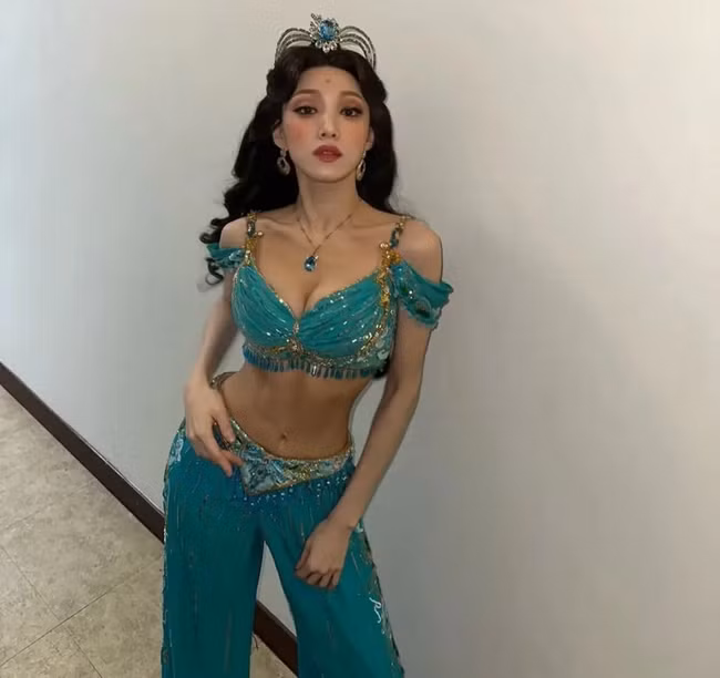 Lee Sung Kyung không chỉ là một diễn viên tài năng mà còn là một nghệ sĩ đa năng trong làng giải trí Hàn Quốc. Sinh năm 1990, cô khởi nghiệp với vai trò người mẫu trước khi bén duyên với diễn xuất qua các bộ phim đình đám như Tiên nữ cử tạ Kim Bok Joo, Người thầy y đức 2, Shooting Stars…