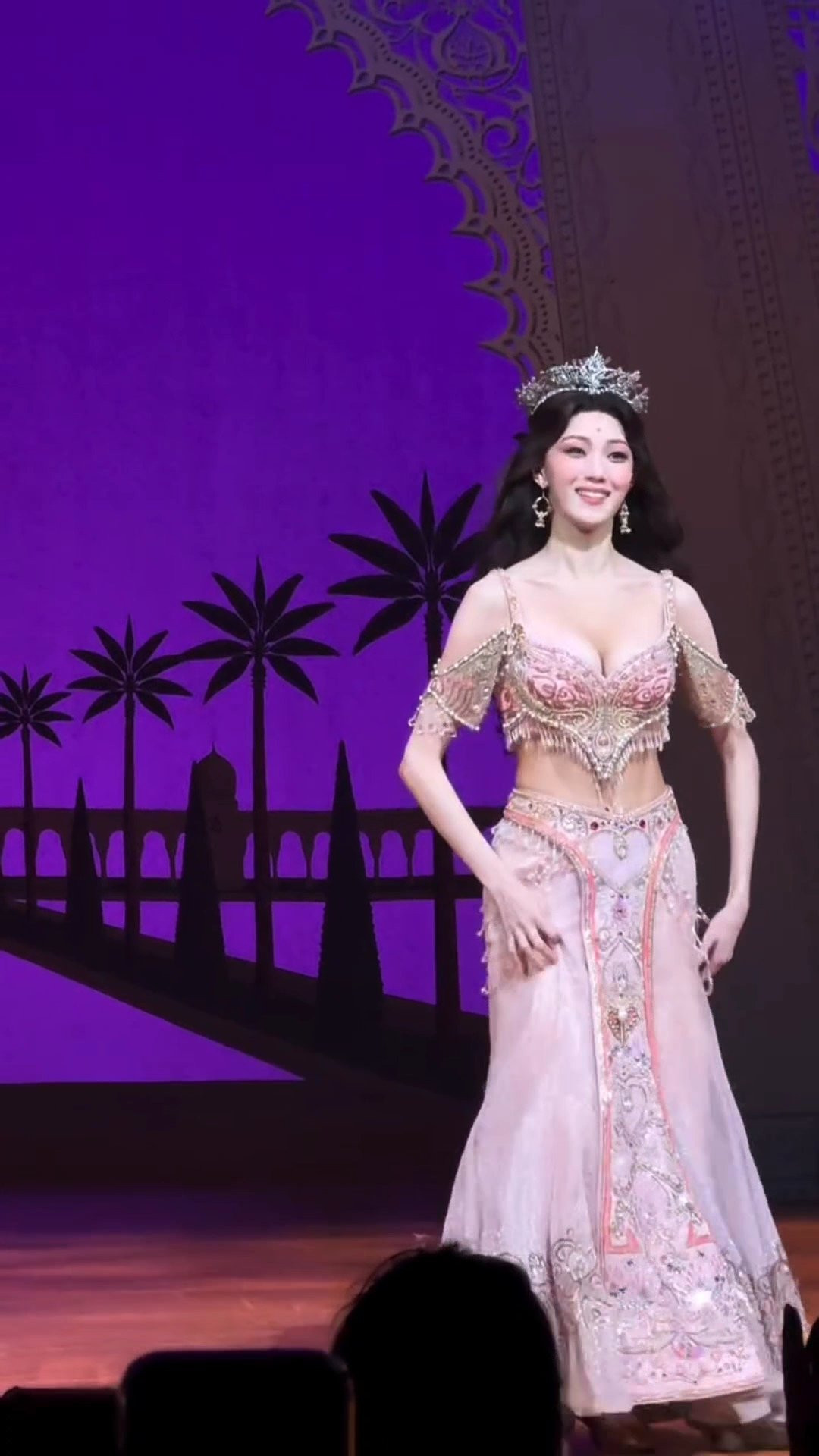 Một đoạn video được một tài khoản đăng tải trên mạng xã hội ghi lại khoảnh khắc Lee Sung Kyung diễn nhạc kịch trên sân khấu cũng khiến nhiều người xuýt xoa vì vẻ đẹp của cô nàng. Người hâm mộ bày tỏ sự bất ngờ trước tạo hình mới mẻ này của nữ diễn viên.