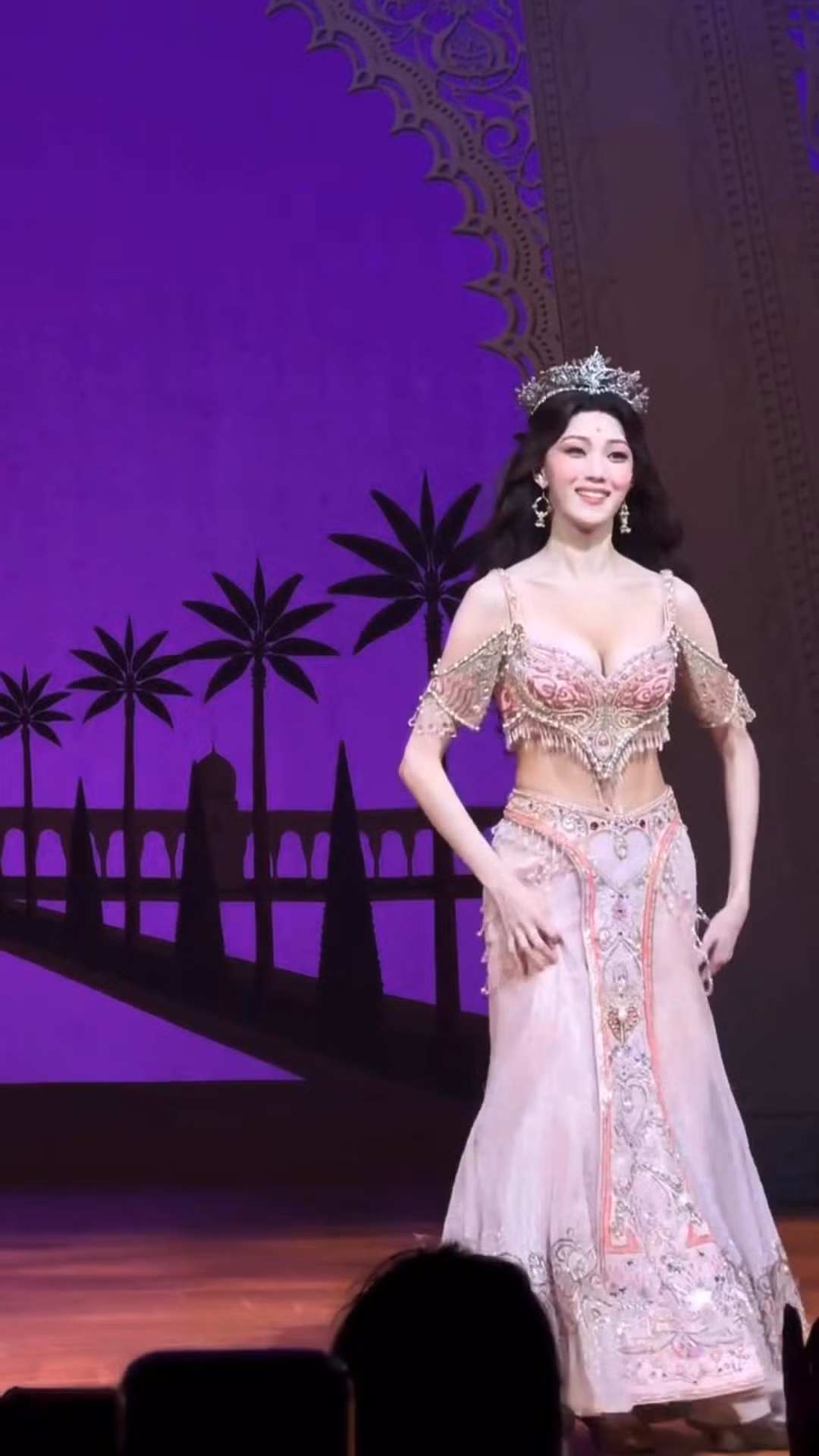 Một đoạn video được một tài khoản đăng tải trên mạng xã hội ghi lại khoảnh khắc Lee Sung Kyung diễn nhạc kịch trên sân khấu cũng khiến nhiều người xuýt xoa vì vẻ đẹp của cô nàng. Người hâm mộ bày tỏ sự bất ngờ trước tạo hình mới mẻ này của nữ diễn viên.