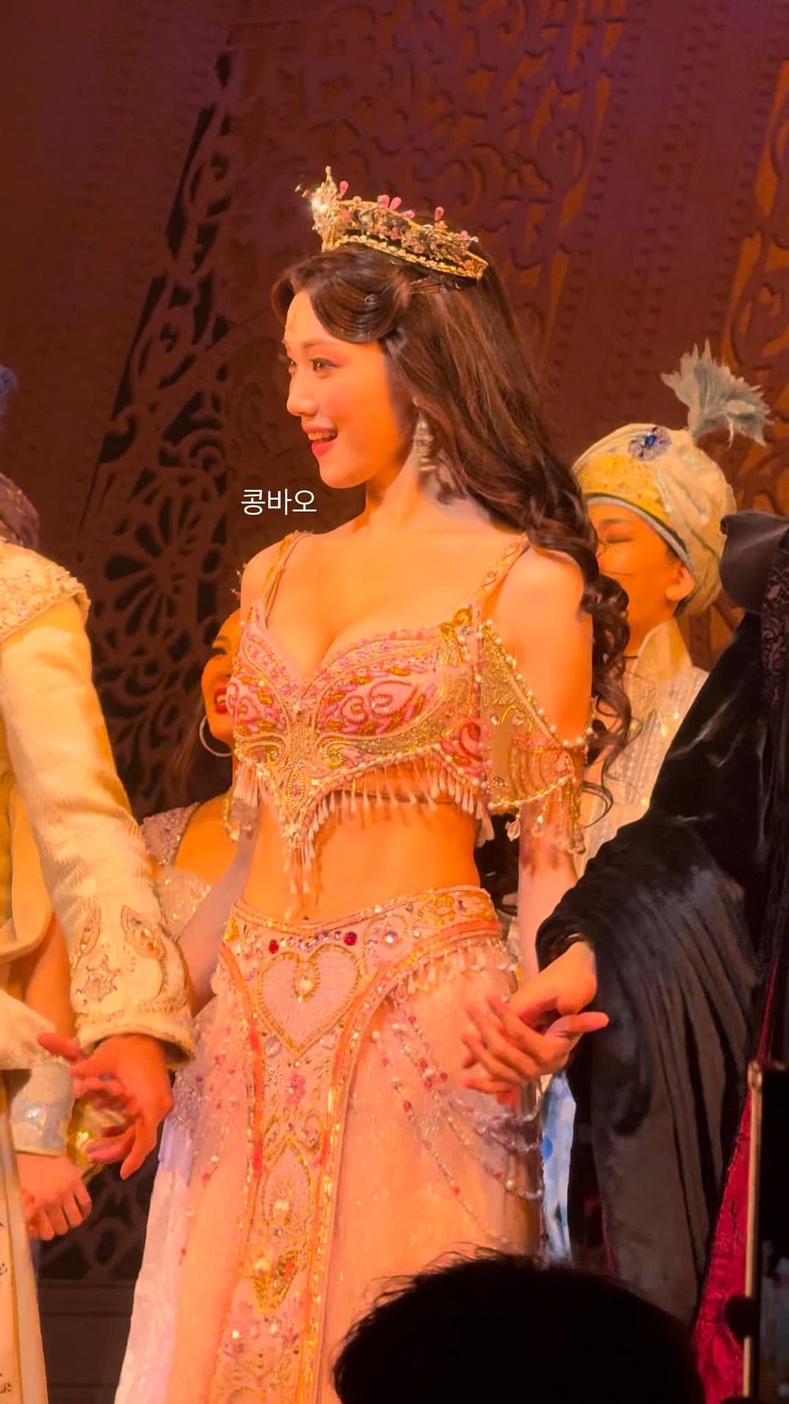 Với vẻ đẹp cá tính, thần thái cuốn hút và khả năng diễn xuất tự nhiên, cô nhanh chóng trở thành một trong những nữ diễn viên được yêu thích nhất tại Hàn Quốc.