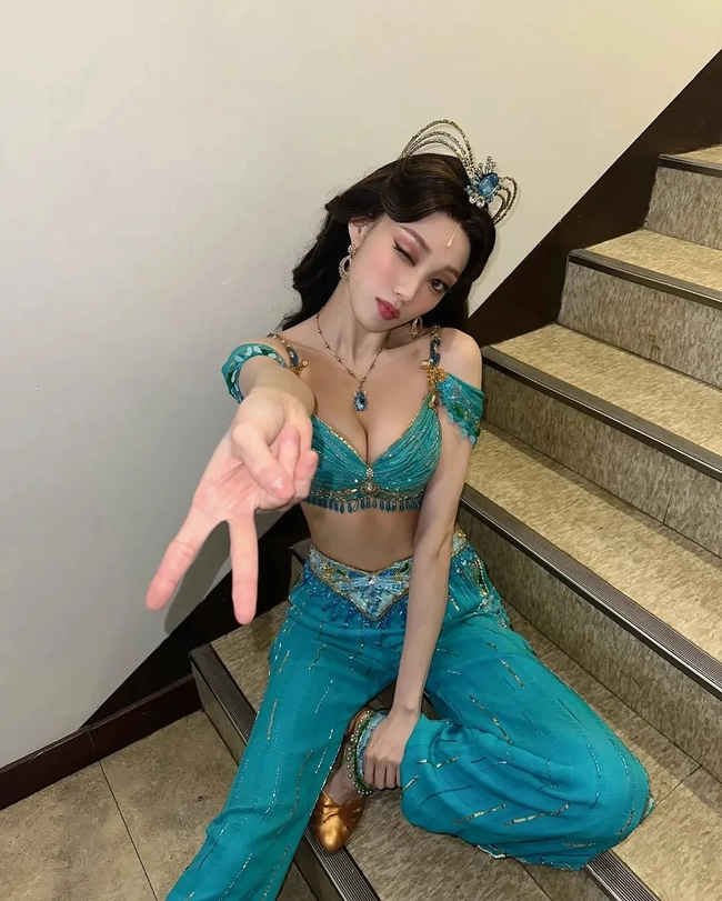 Được biết, Lee Sung Kyung đang tham gia một vở nhạc kịch, nơi cô đảm nhận vai diễn Jasmine.