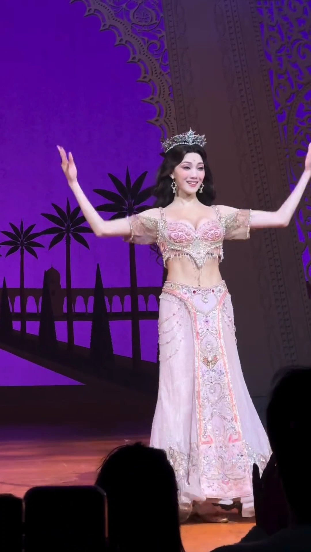 Với vai diễn Jasmine trong vở nhạc kịch lần này, người hâm mộ tin rằng Lee Sung Kyung sẽ mang đến một màn trình diễn đầy cảm xúc, đánh dấu một bước tiến mới trong sự nghiệp nghệ thuật của cô.