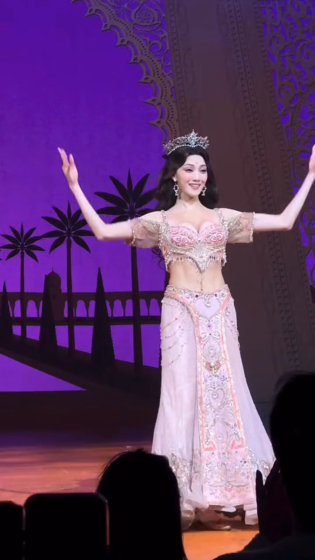 Với vai diễn Jasmine trong vở nhạc kịch lần này, người hâm mộ tin rằng Lee Sung Kyung sẽ mang đến một màn trình diễn đầy cảm xúc, đánh dấu một bước tiến mới trong sự nghiệp nghệ thuật của cô.