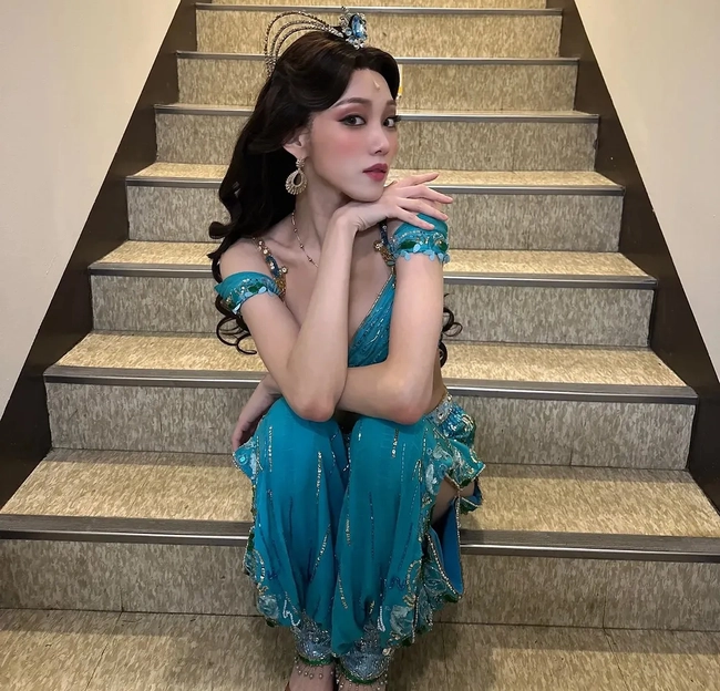 Nhiều fan bày tỏ sự mong chờ được tận mắt nhìn thấy nữ diễn viên trên sân khấu nhạc kịch, đồng thời khen ngợi nhan sắc tựa nữ thần của cô trong tạo hình này.