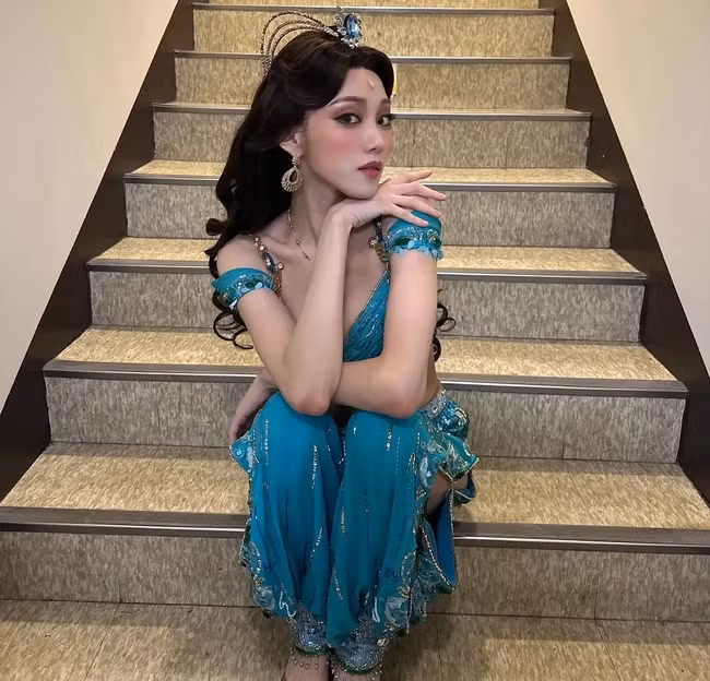 Nhiều fan bày tỏ sự mong chờ được tận mắt nhìn thấy nữ diễn viên trên sân khấu nhạc kịch, đồng thời khen ngợi nhan sắc tựa nữ thần của cô trong tạo hình này.