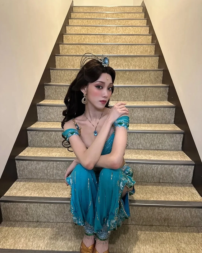 Trong những bức ảnh được đăng tải, nữ diễn viên gây ấn tượng với trang phục đặc trưng của công chúa xứ Ba Tư, cùng lối trang điểm sắc sảo và mái tóc búi cao thanh lịch.