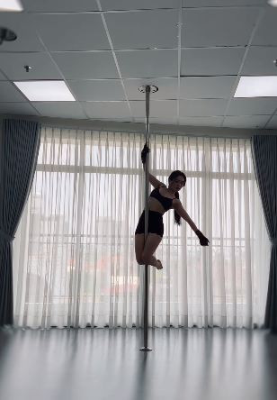 Với những động tác điêu luyện và uyển chuyển, cô không chỉ thể hiện sự đam mê mà còn cho thấy sự nỗ lực trong việc rèn luyện bộ môn nghệ thuật này.