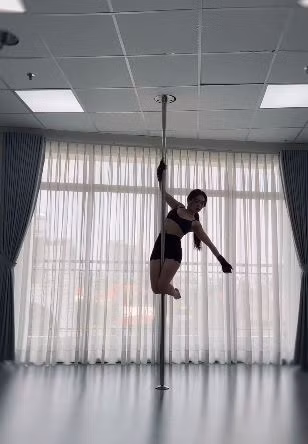 Với những động tác điêu luyện và uyển chuyển, cô không chỉ thể hiện sự đam mê mà còn cho thấy sự nỗ lực trong việc rèn luyện bộ môn nghệ thuật này.