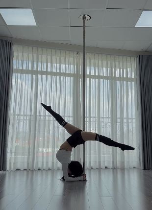 Không chỉ gây ấn tượng về kỹ năng, Sĩ Thanh còn "đốn tim" fan bằng thần thái quyến rũ, gợi cảm. Cô nàng tự tin thể hiện những động tác múa cột đầy mê hoặc, khiến người xem không khỏi "trầm trồ".