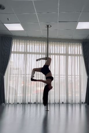 Vốn là mỹ nhân được biết đến với phong cách gợi cảm, Sĩ Thanh mới đây lại gây chú ý với màn múa cột điêu luyện thu hút.