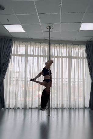 Cô nàng thực hiện những động tác khó nhằn một cách thuần thục, điêu luyện.