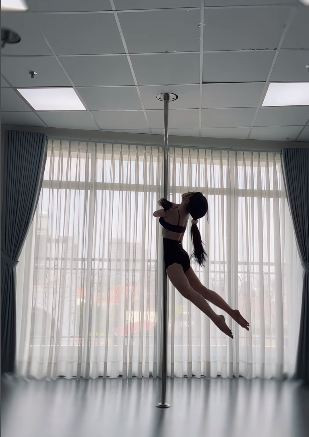 Trong đoạn video được chia sẻ, Sĩ Thanh diện set đồ tập ôm sát, khoe trọn đường cong cơ thể nóng bỏng.