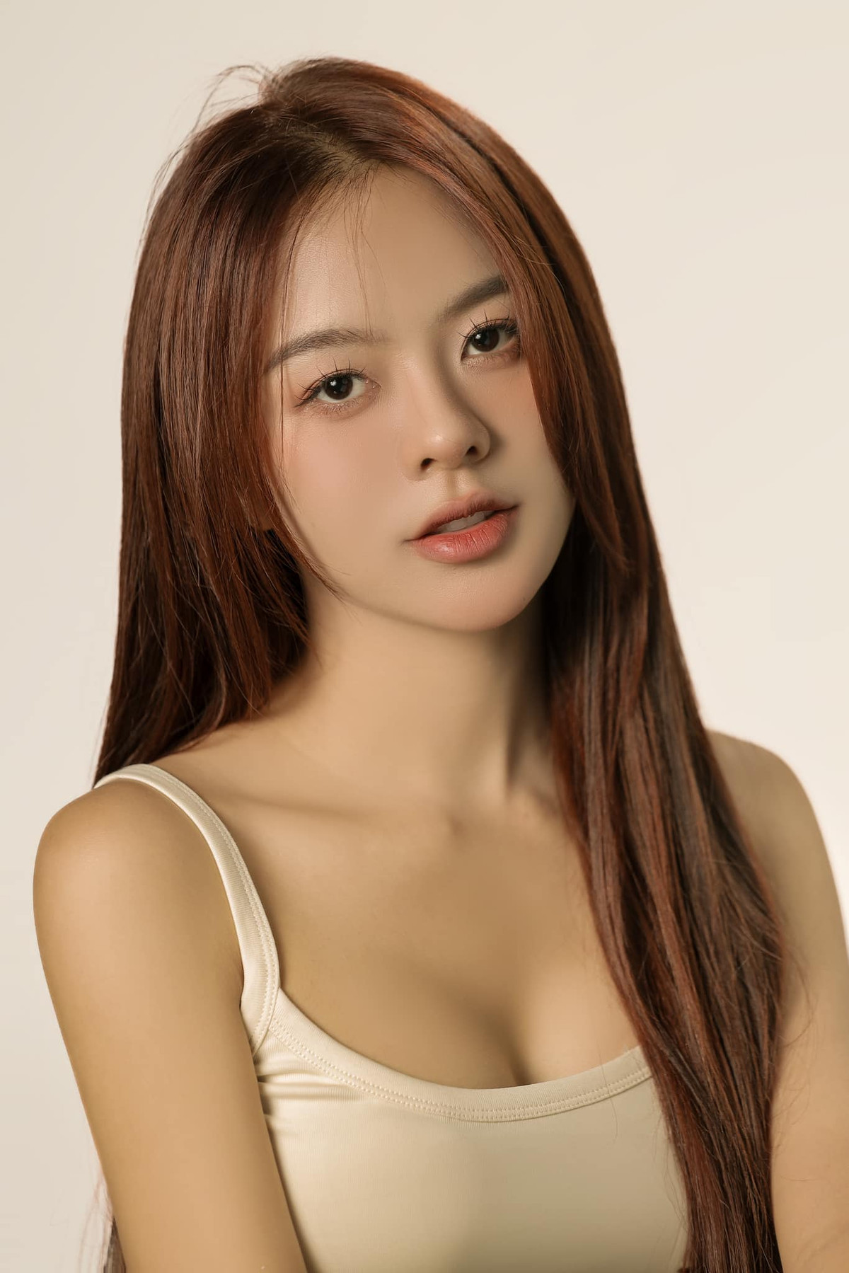 Sở hữu vẻ ngoài xinh đẹp cùng lối diễn xuất tự nhiên, Chu Nhã Mi đang dần được nhiều đạo diễn tin tưởng giao cho những vai diễn quan trọng trong một số dự án phim hút khách.