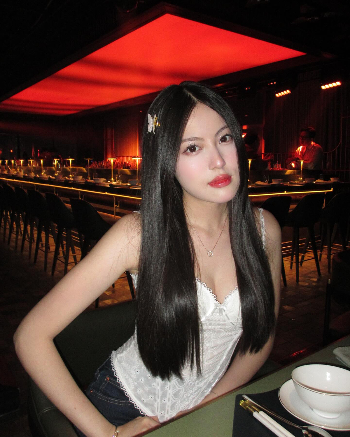 Ngay sau khi hình ảnh được đăng tải, cộng đồng mạng đã để lại hàng loạt bình luận khen ngợi nhan sắc và gu thời trang của cô nàng: "Đẹp muốn xỉu cái đùng luôn trời oi", "theo style này đẹp kinh khủng á bà", "em đẹp ẻm xinh".