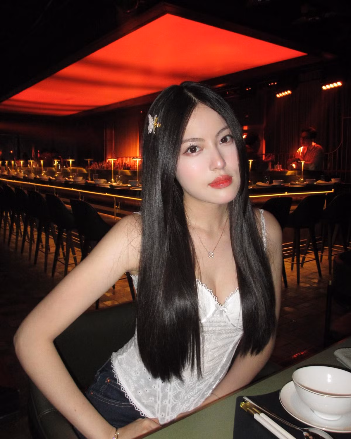 Ngay sau khi hình ảnh được đăng tải, cộng đồng mạng đã để lại hàng loạt bình luận khen ngợi nhan sắc và gu thời trang của cô nàng: "Đẹp muốn xỉu cái đùng luôn trời oi", "theo style này đẹp kinh khủng á bà", "em đẹp ẻm xinh".