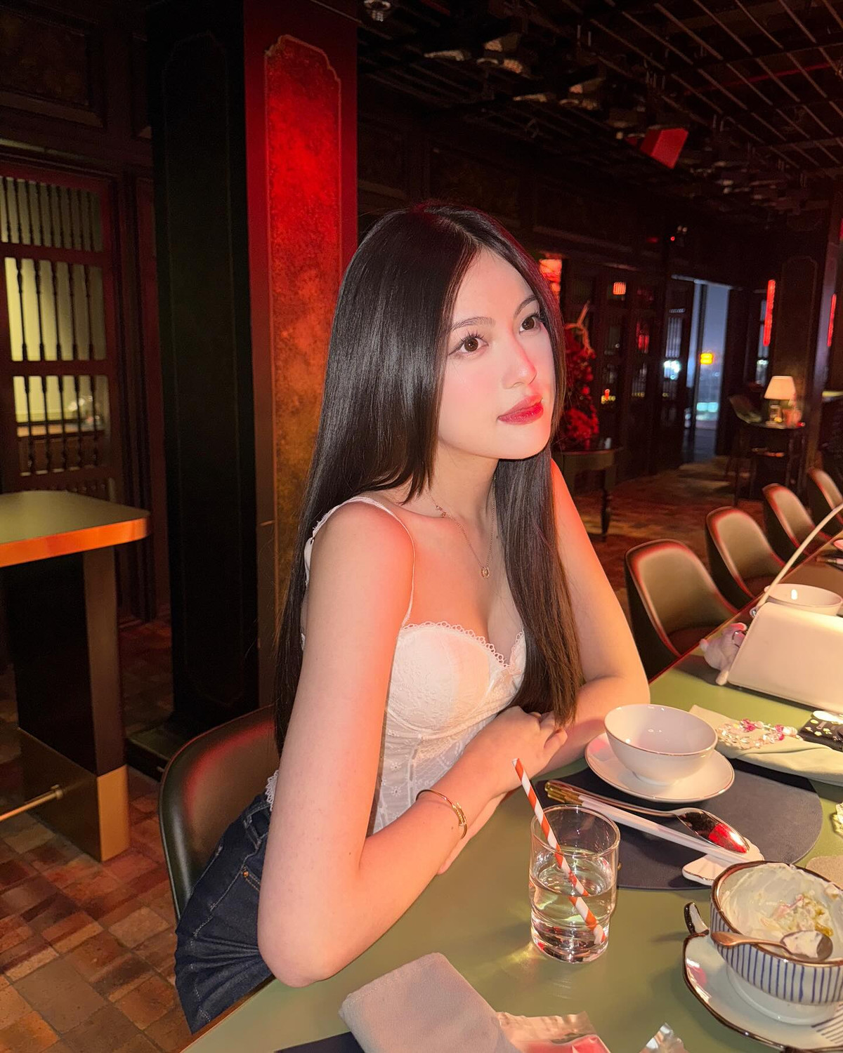 Trong loạt ảnh, Mỹ Hàn diện chiếc corset ren trắng ôm sát tôn lên đường cong quyến rũ, kết hợp cùng quần jeans tối màu, tạo nên vẻ ngoài vừa nữ tính vừa hiện đại. Điểm nhấn của outfit chính là sự tinh tế trong cách phối màu nhẹ nhàng nhưng vẫn vô cùng sang trọng.