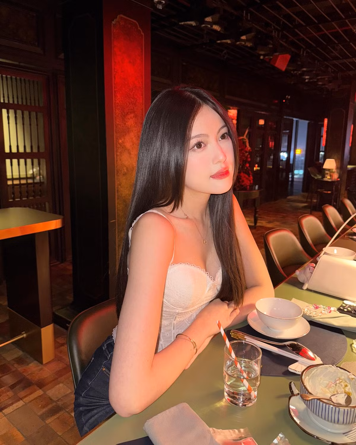 Trong loạt ảnh, Mỹ Hàn diện chiếc corset ren trắng ôm sát tôn lên đường cong quyến rũ, kết hợp cùng quần jeans tối màu, tạo nên vẻ ngoài vừa nữ tính vừa hiện đại. Điểm nhấn của outfit chính là sự tinh tế trong cách phối màu nhẹ nhàng nhưng vẫn vô cùng sang trọng.