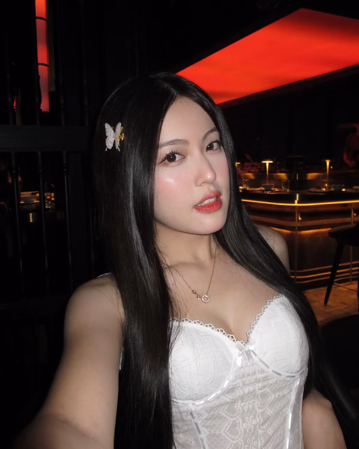 Vẫn là gu thời trang "xinh ngoan yêu" cực kỳ nữ tính, thế nhưng lần này Mỹ Hàn có phần quyến rũ hơn.